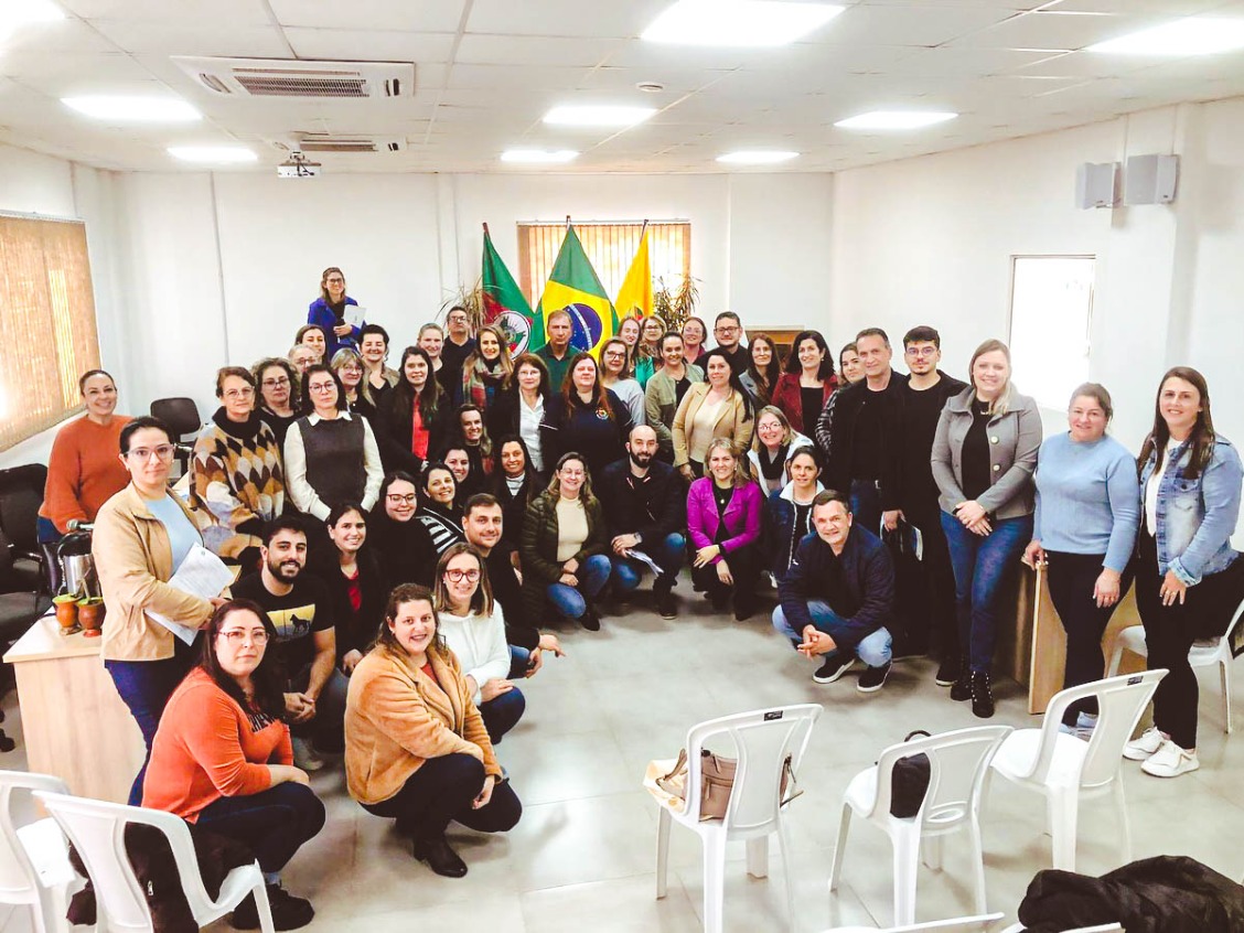 ENCONTRO DE SECRETÁRIOS DE EDUCAÇÃO E CONSELHEIROS MUNICIPAIS DA AMUNOR DEBATE O PLANO NACIONAL DE EDUCAÇÃO