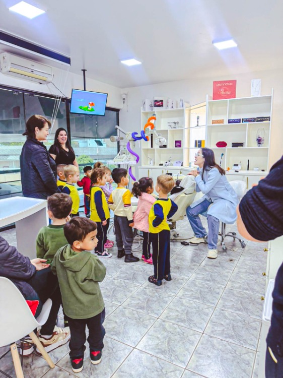ALUNOS DA EMEI CASULO VISITAM CONSULTÓRIO ODONTOLÓGICO EM IBIAÇÁ