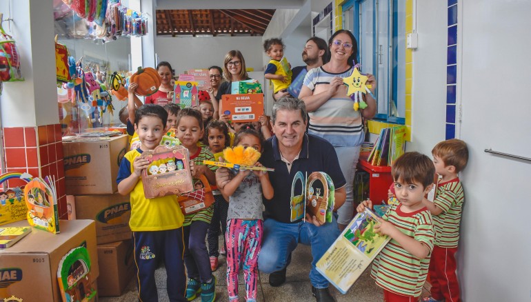 MAIS DE 300 OBRAS LITERÁRIAS SÃO ENTREGUES AOS ALUNOS DA EDUCAÇÃO INFANTIL DO MUNICÍPIO